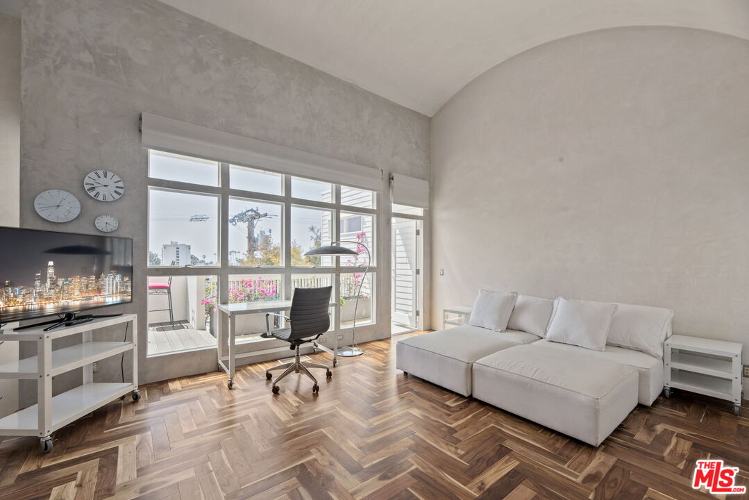 2115 3rd St Unit: 203