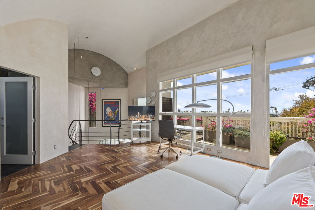 2115 3rd St Unit: 203