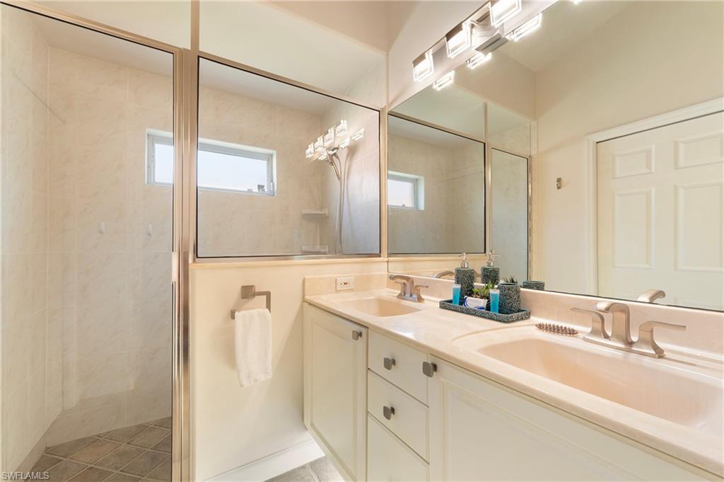 1526 Vintage LN