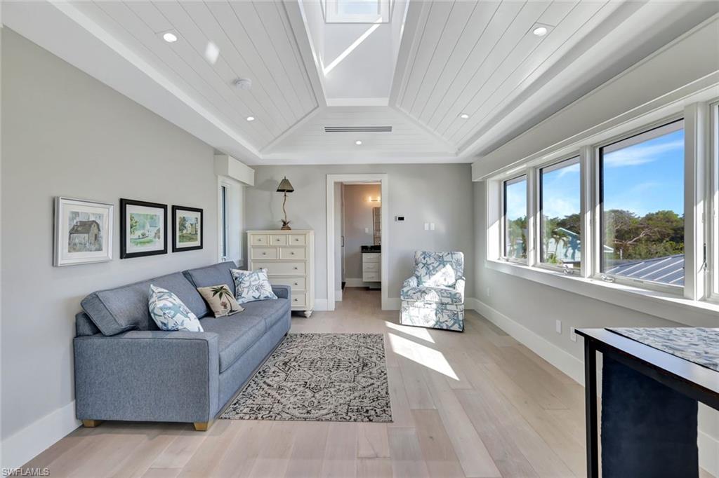 739 5th AVE N