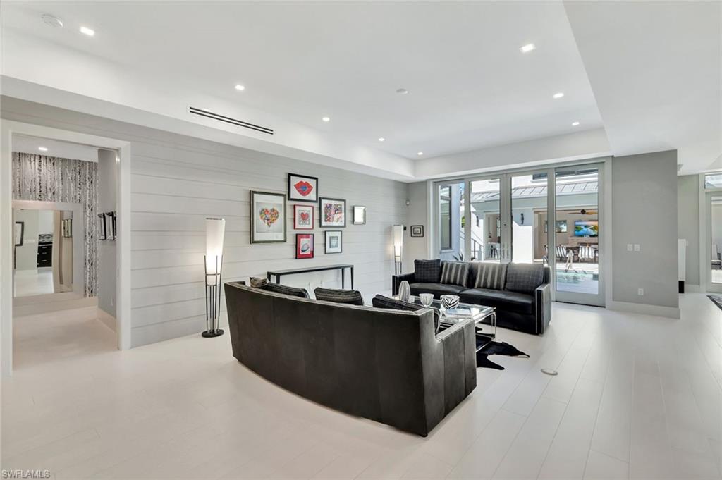 739 5th AVE N