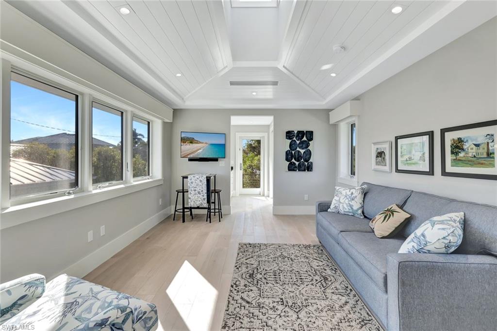 739 5th AVE N