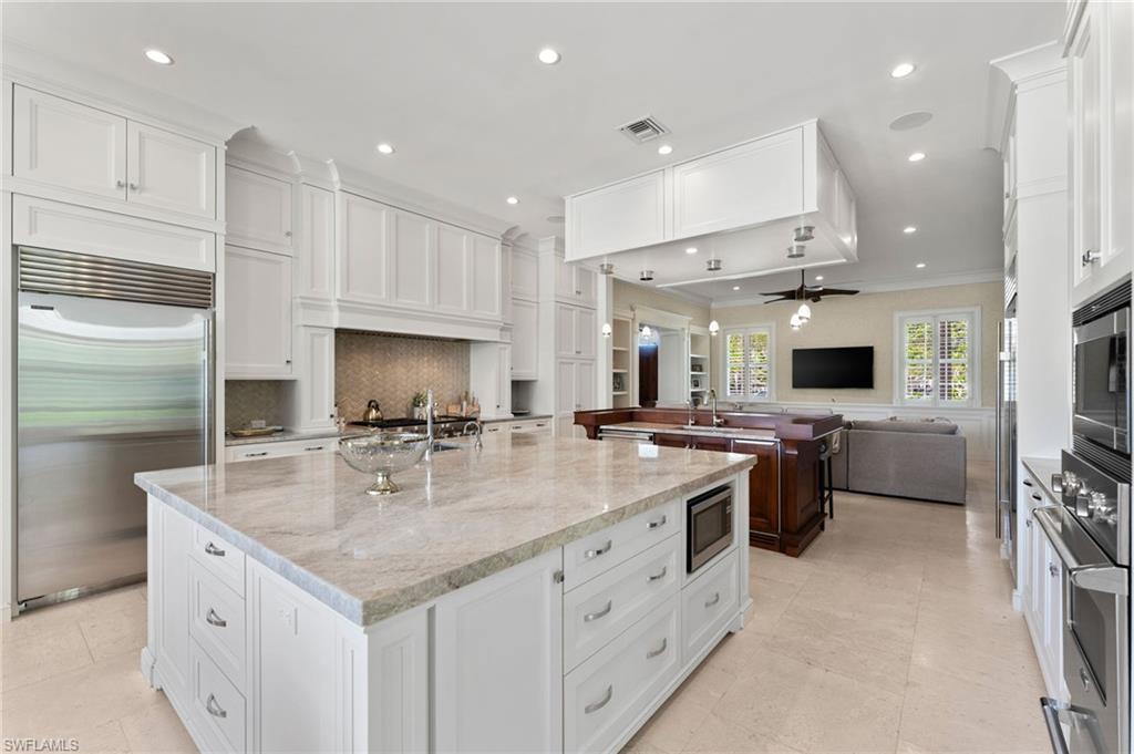 2325 Lantern LN