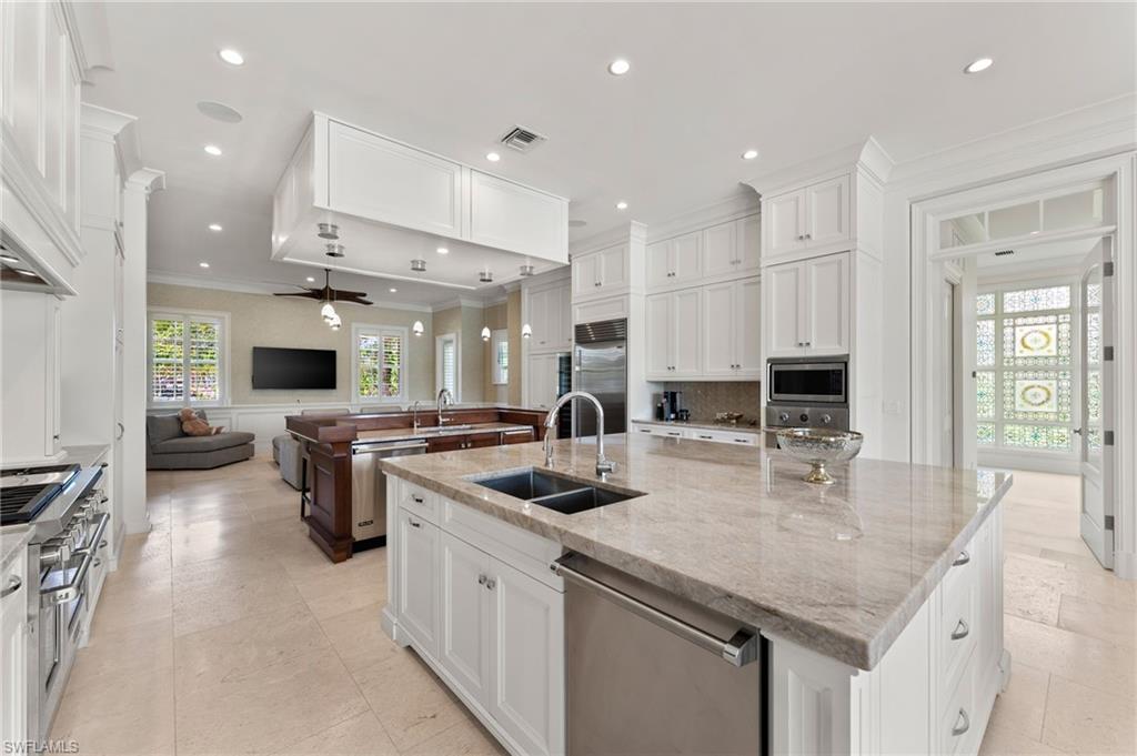 2325 Lantern LN