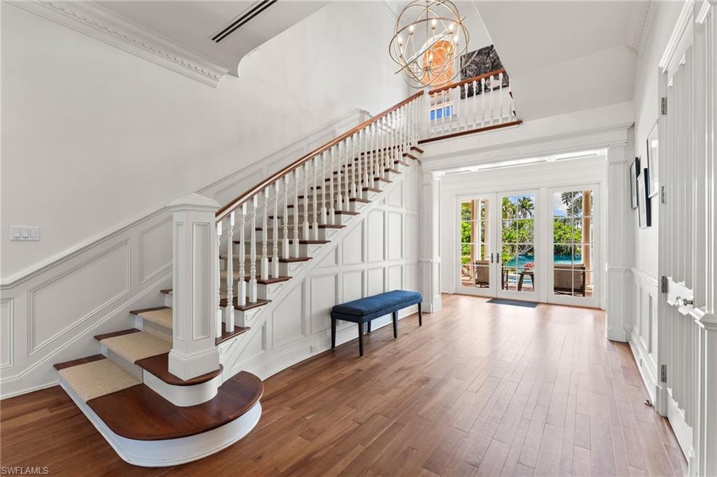 2325 Lantern LN