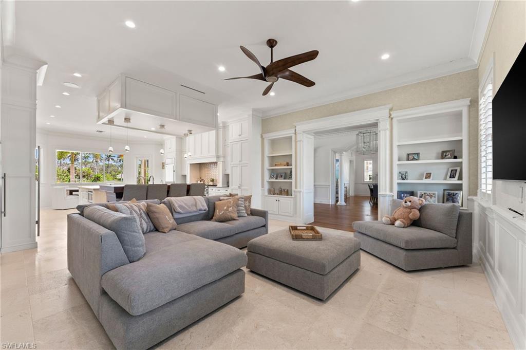 2325 Lantern LN