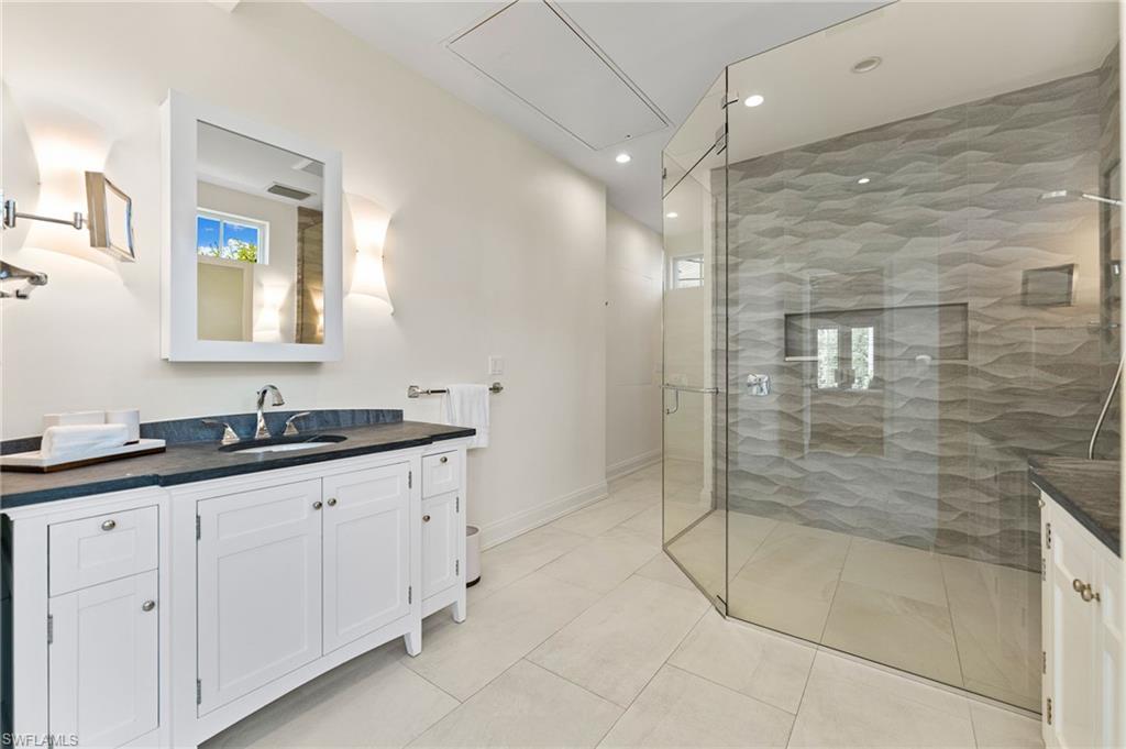 2325 Lantern LN