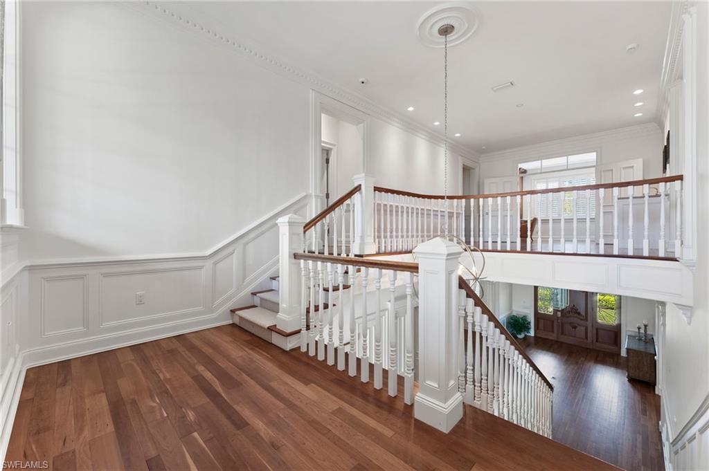 2325 Lantern LN