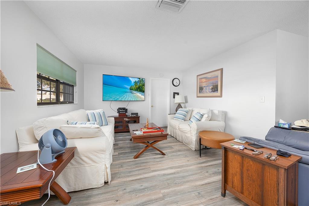 1513 Edgewater CIR