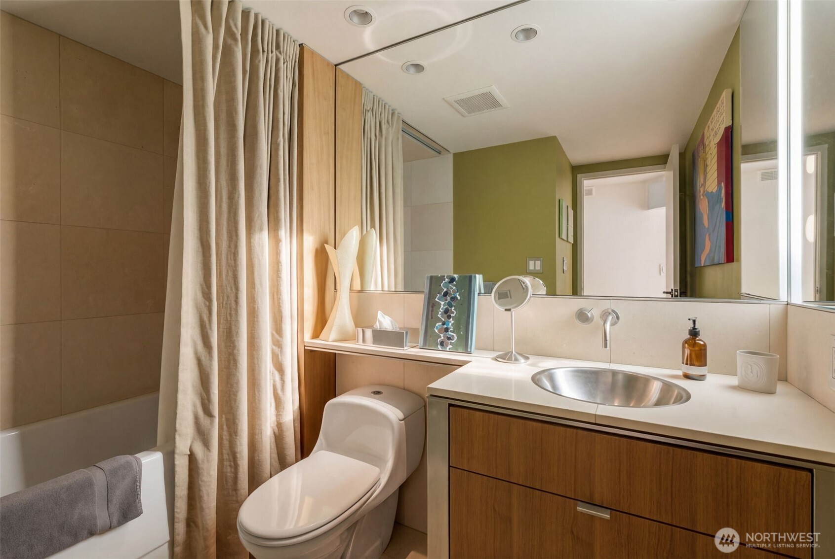 2021 1st Avenue Unit: E8
