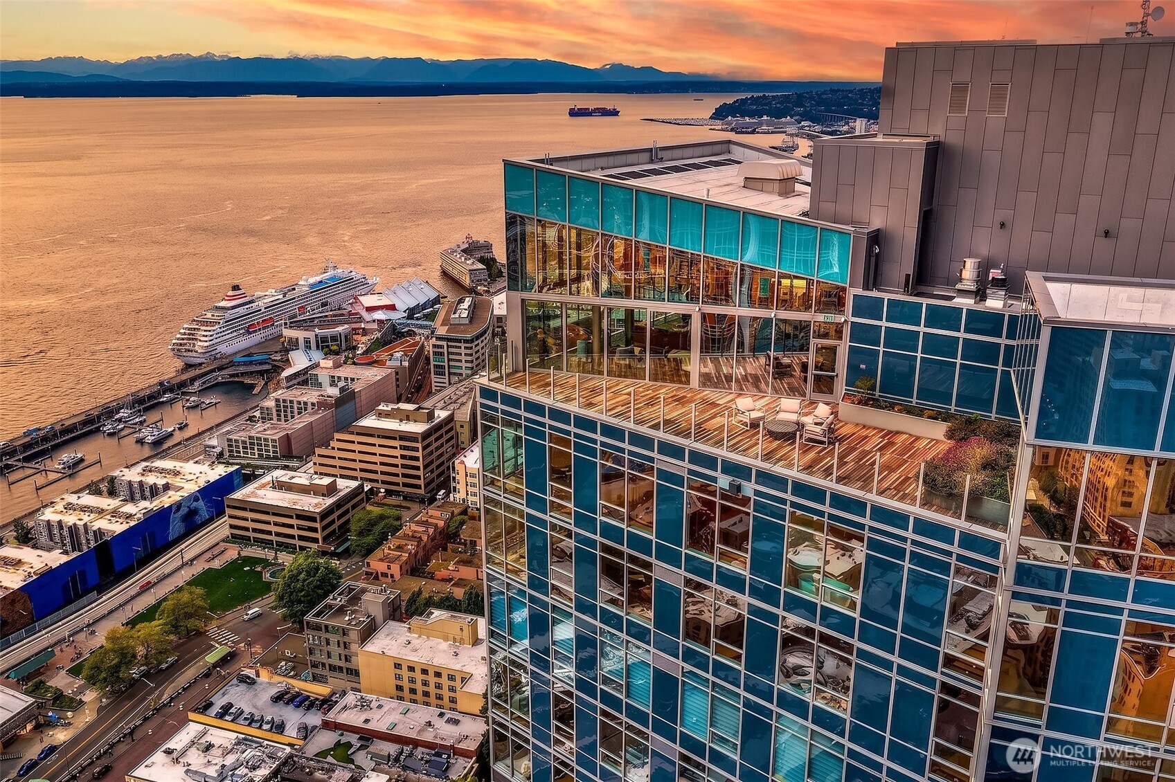 121 Stewart Street Unit: 407