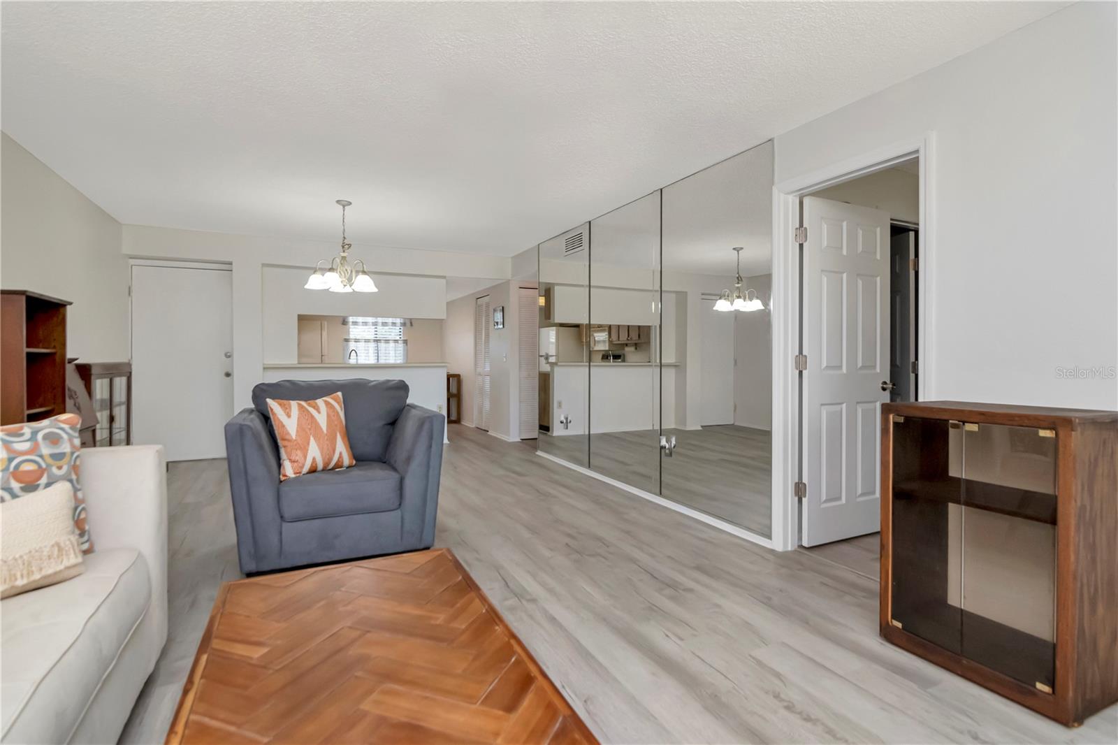 112 W CYPRESS CT