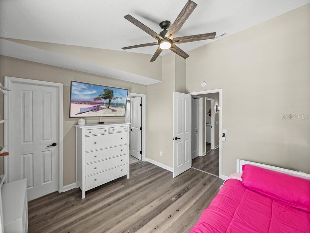 2525 W MARYLAND AVE #B