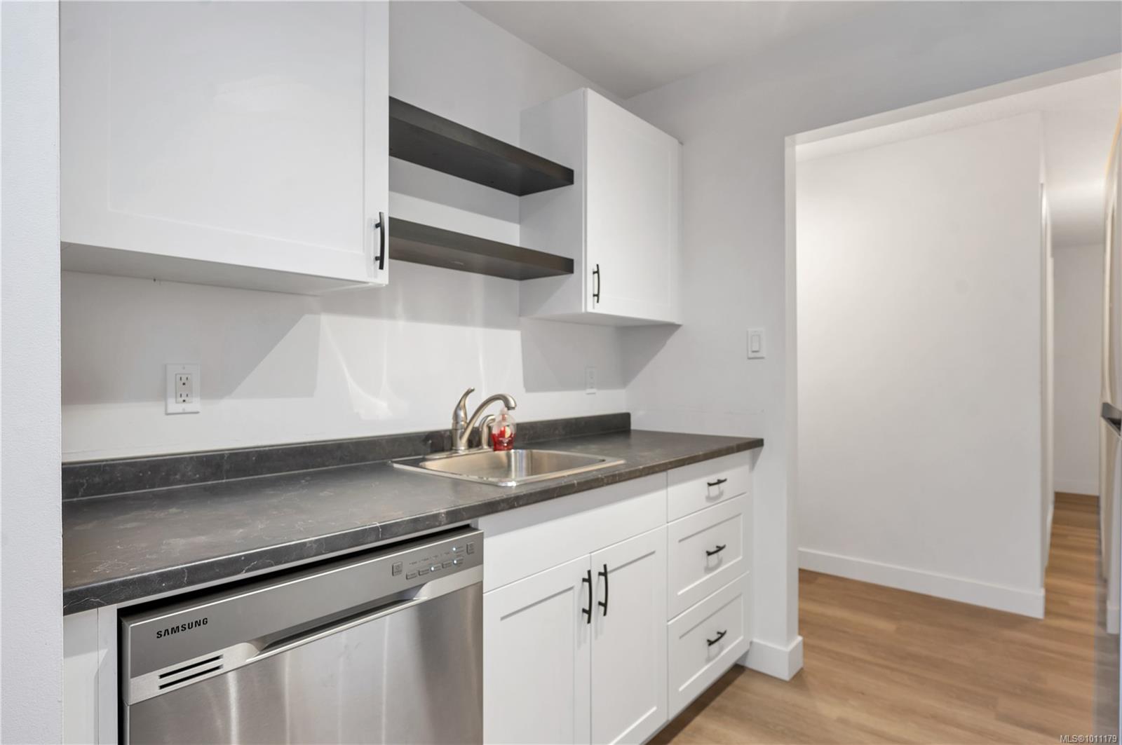 585 Dogwood St S # 201