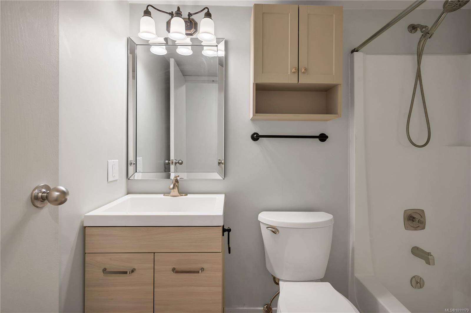 585 Dogwood St S # 201