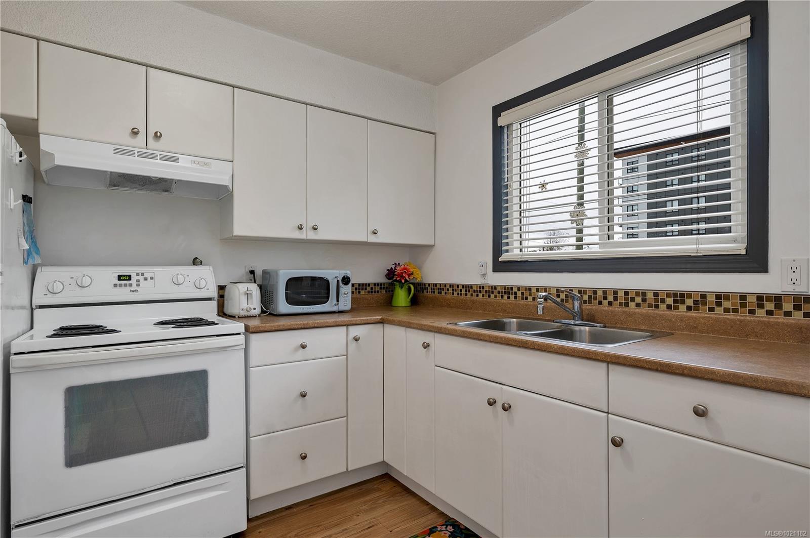 824 Island Hwy S # 105