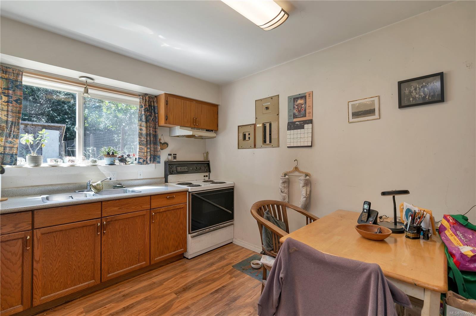 1376 Hooley Rd