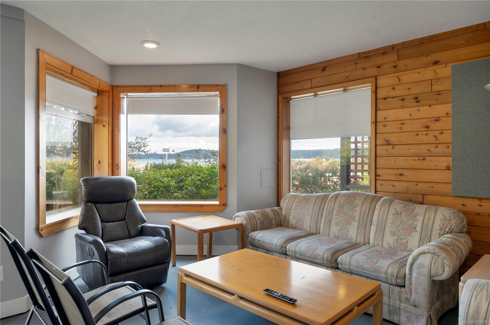 27 Island Hwy S #1202