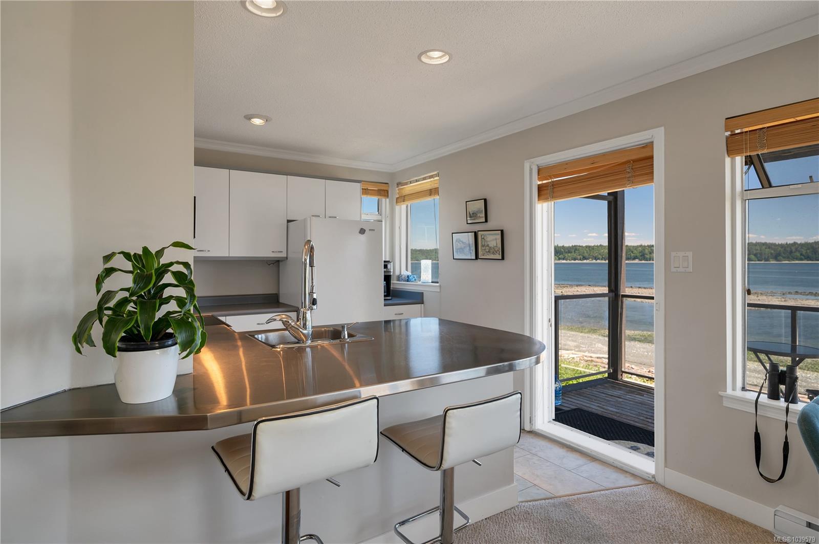27 Island Hwy S #1202