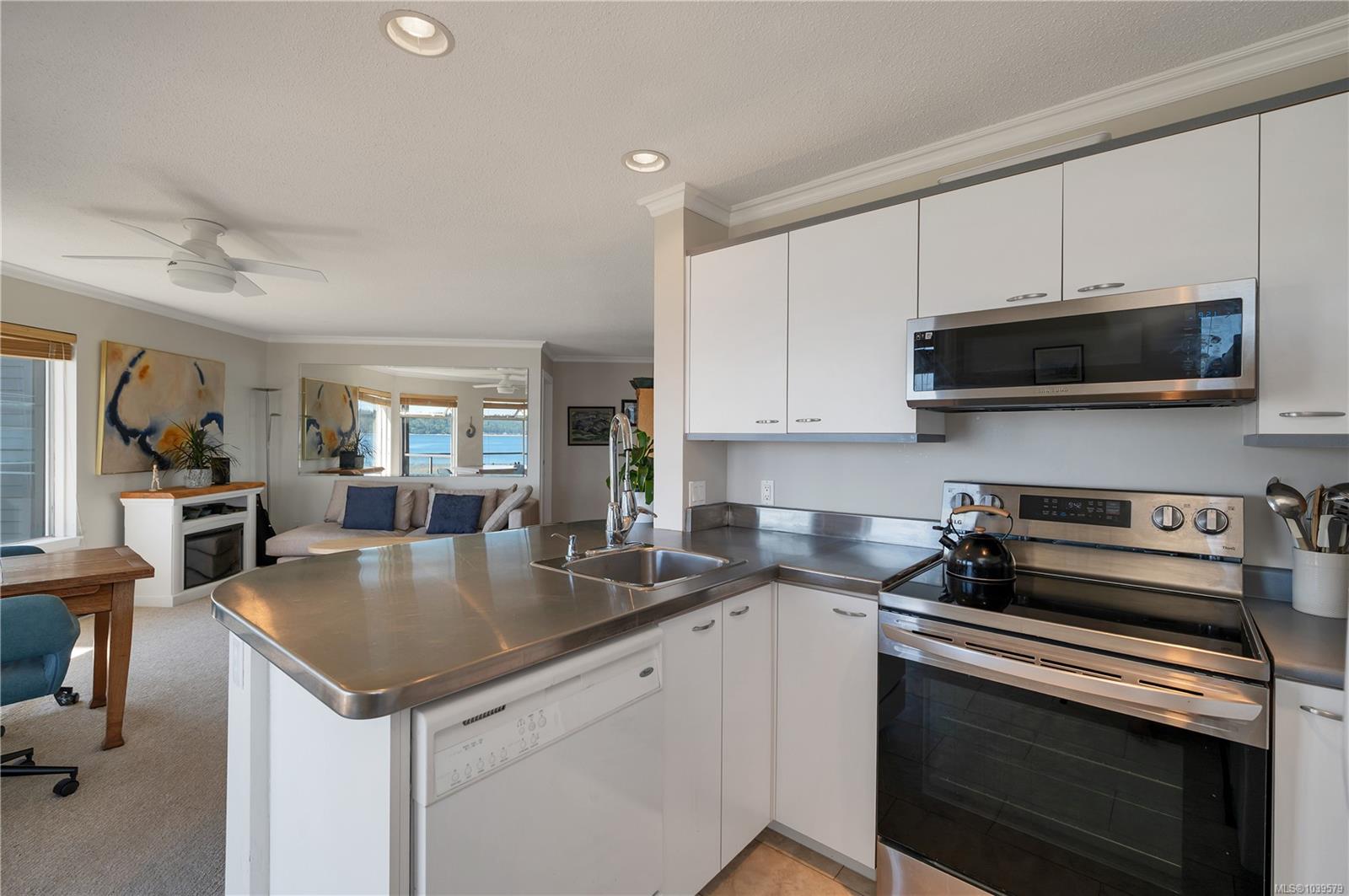 27 Island Hwy S #1202