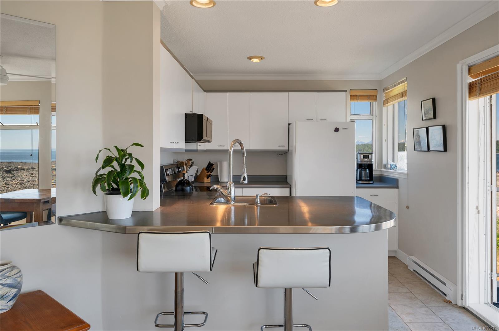 27 Island Hwy S #1202