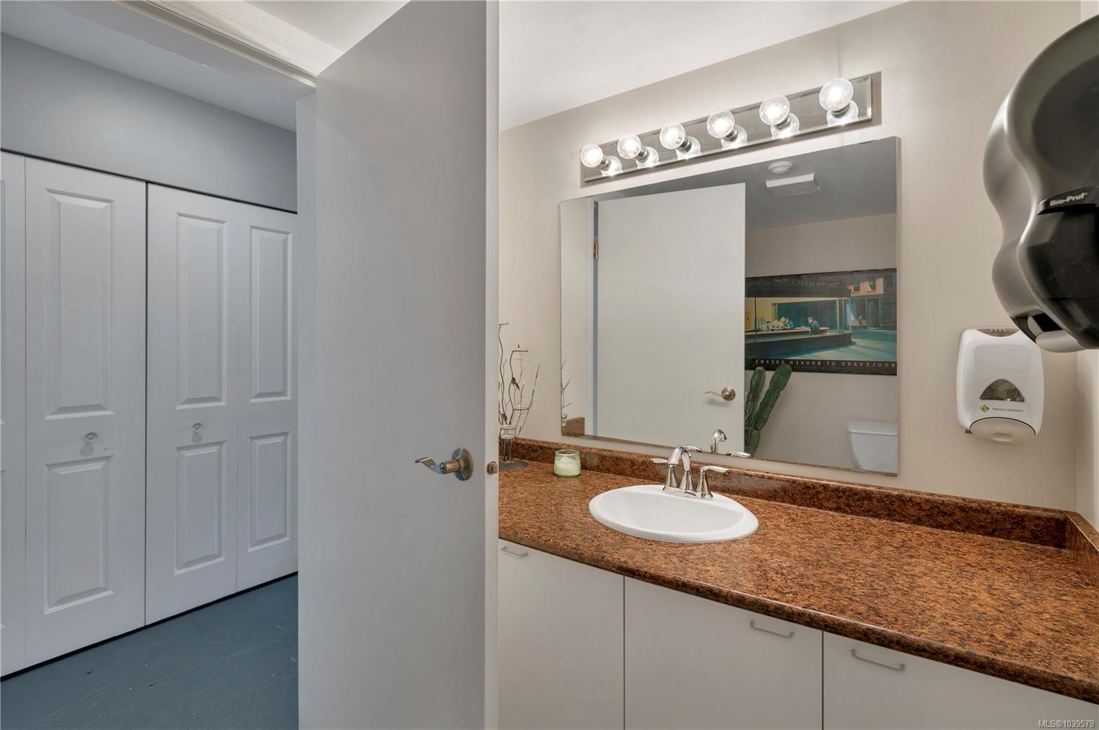 27 Island Hwy S #1202