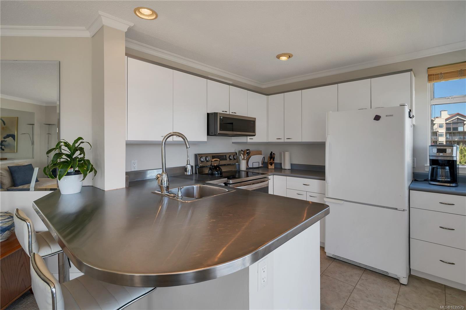 27 Island Hwy S #1202