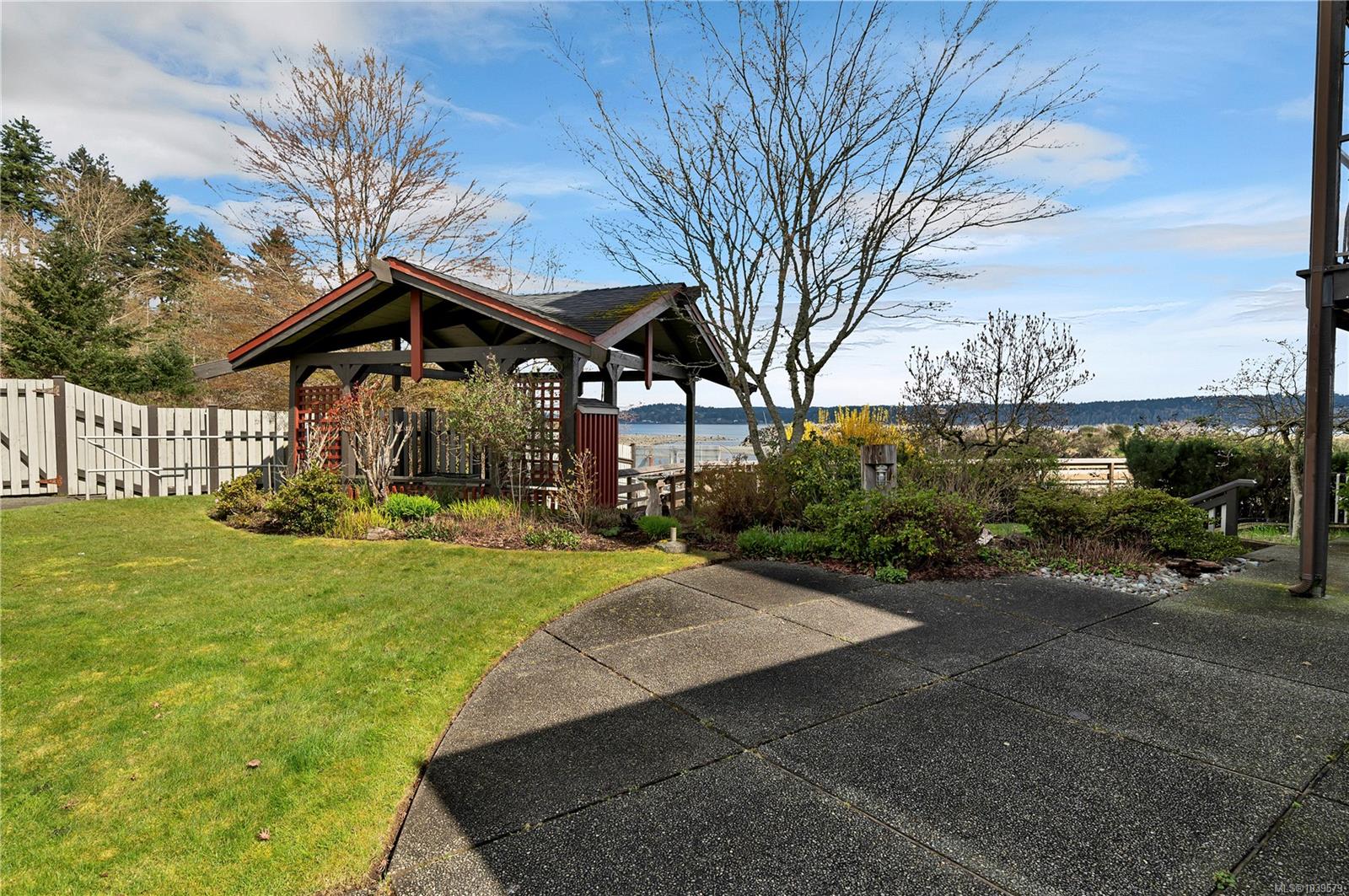 27 Island Hwy S #1202