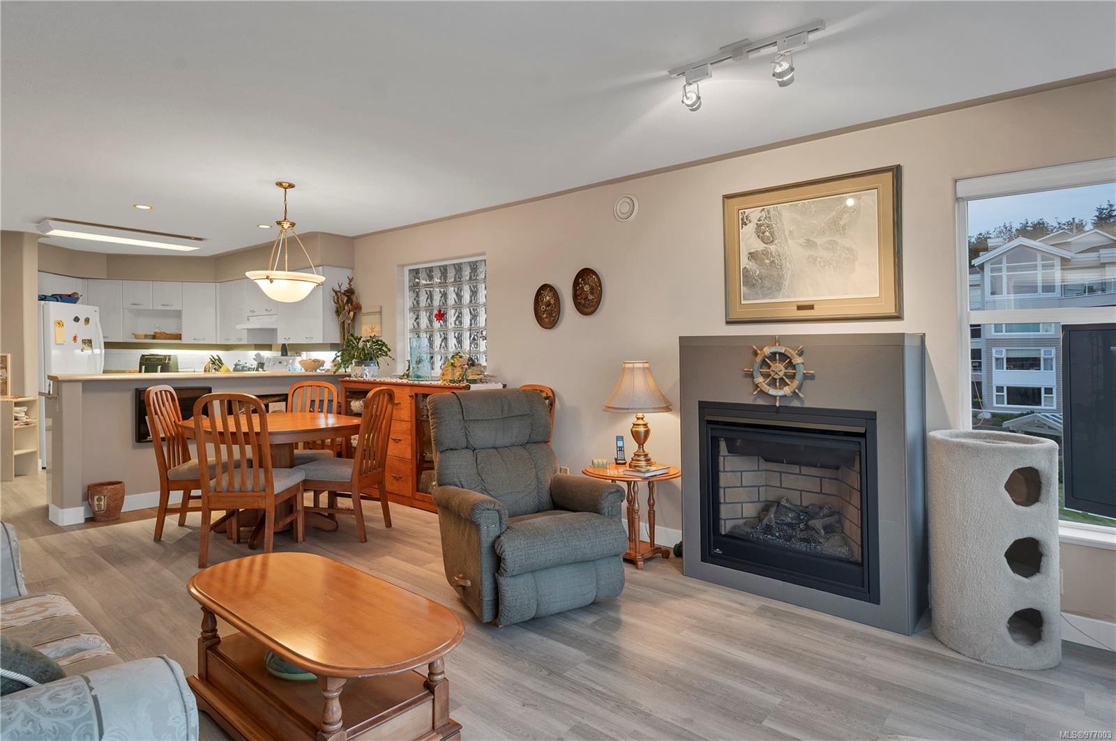 350 Island Hwy S # 202