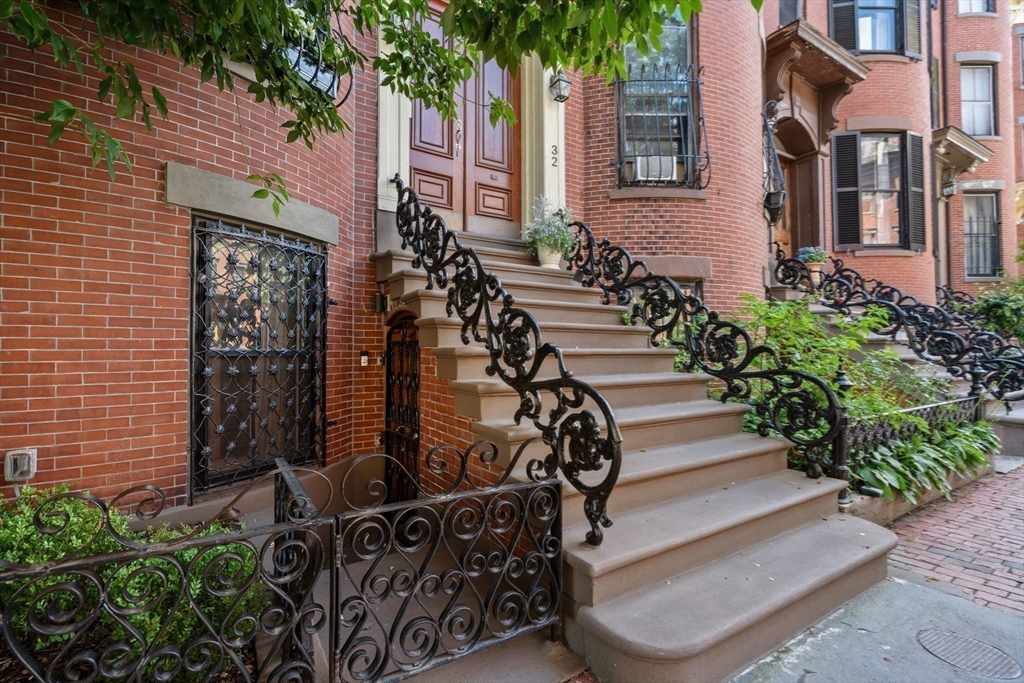 32 Rutland Sq # 1
