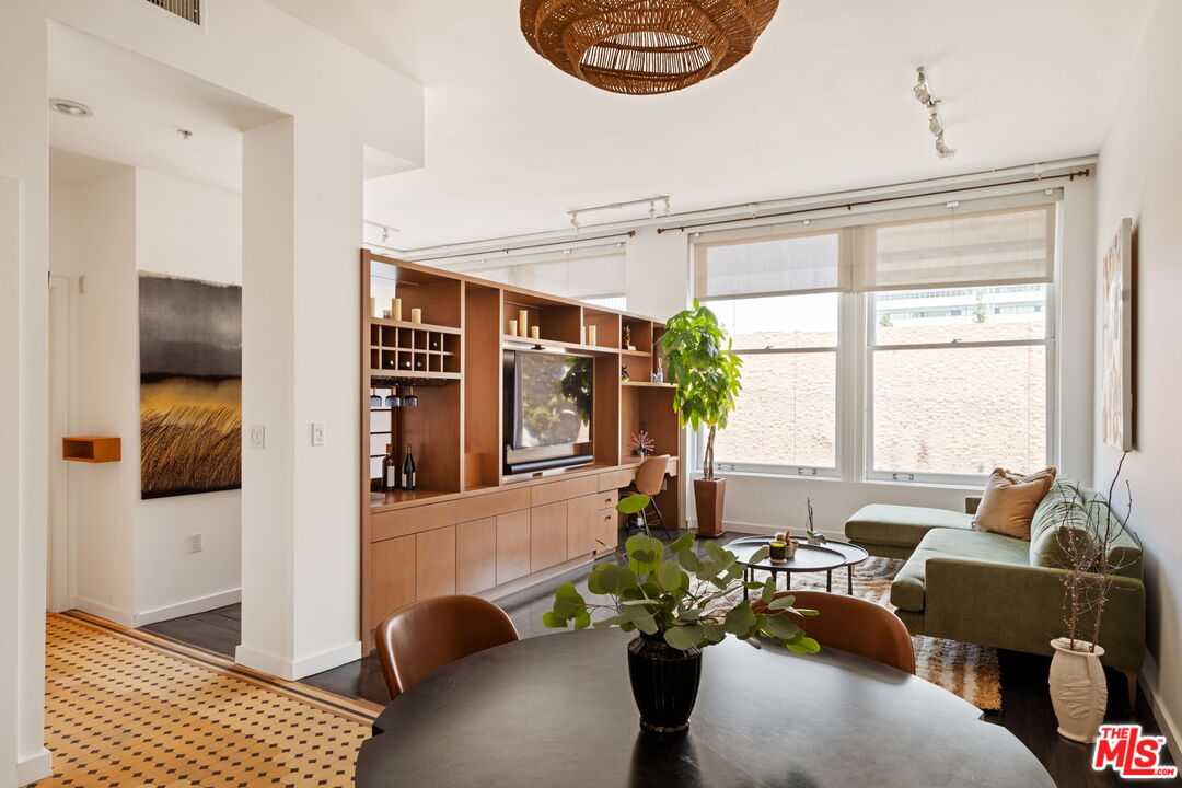 257 S Spring St Unit: 3C