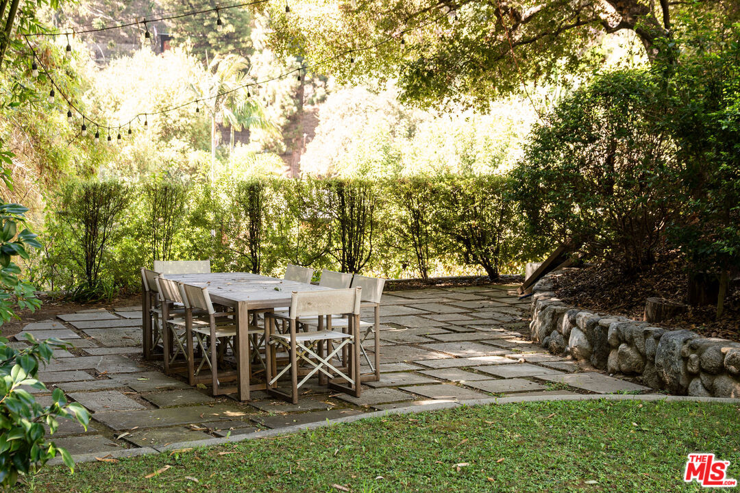 2410 E Nichols Canyon Rd