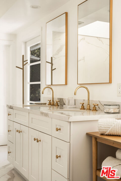 2410 E Nichols Canyon Rd