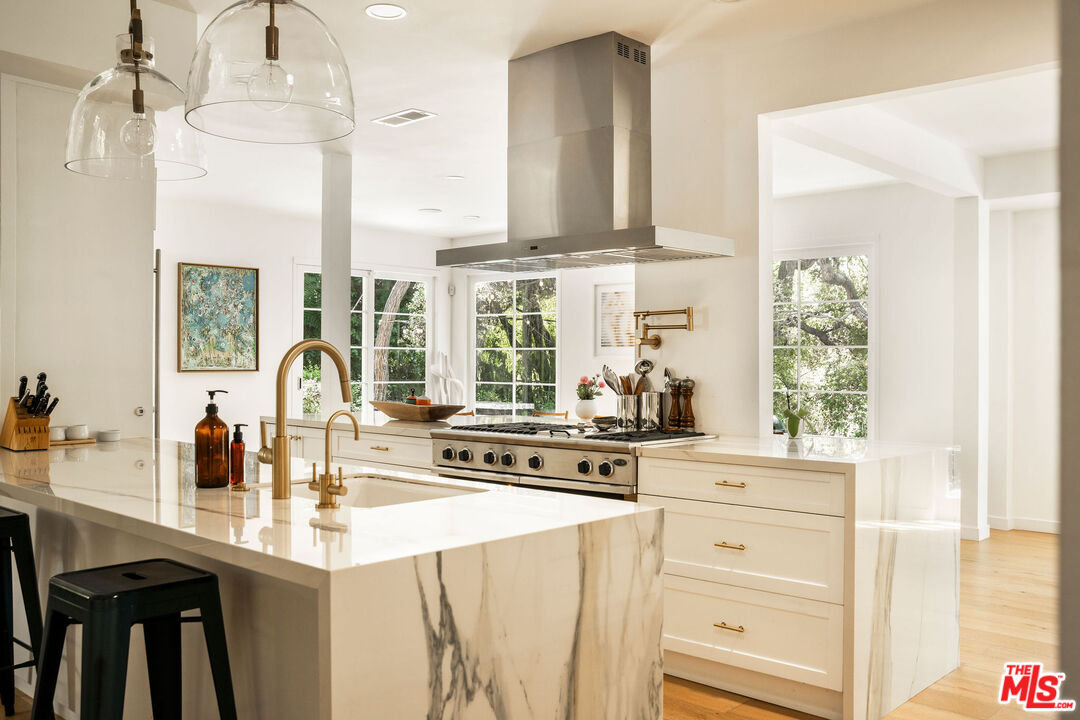 2410 E Nichols Canyon Rd