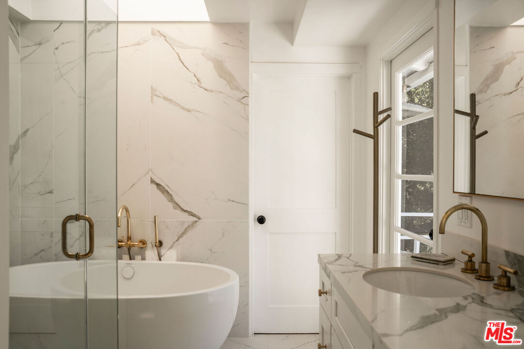 2410 E Nichols Canyon Rd