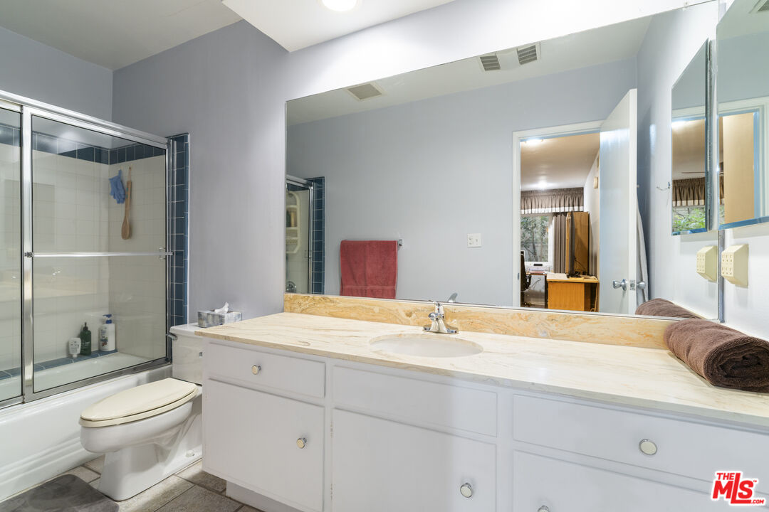 4445 Cartwright Ave Unit: 111