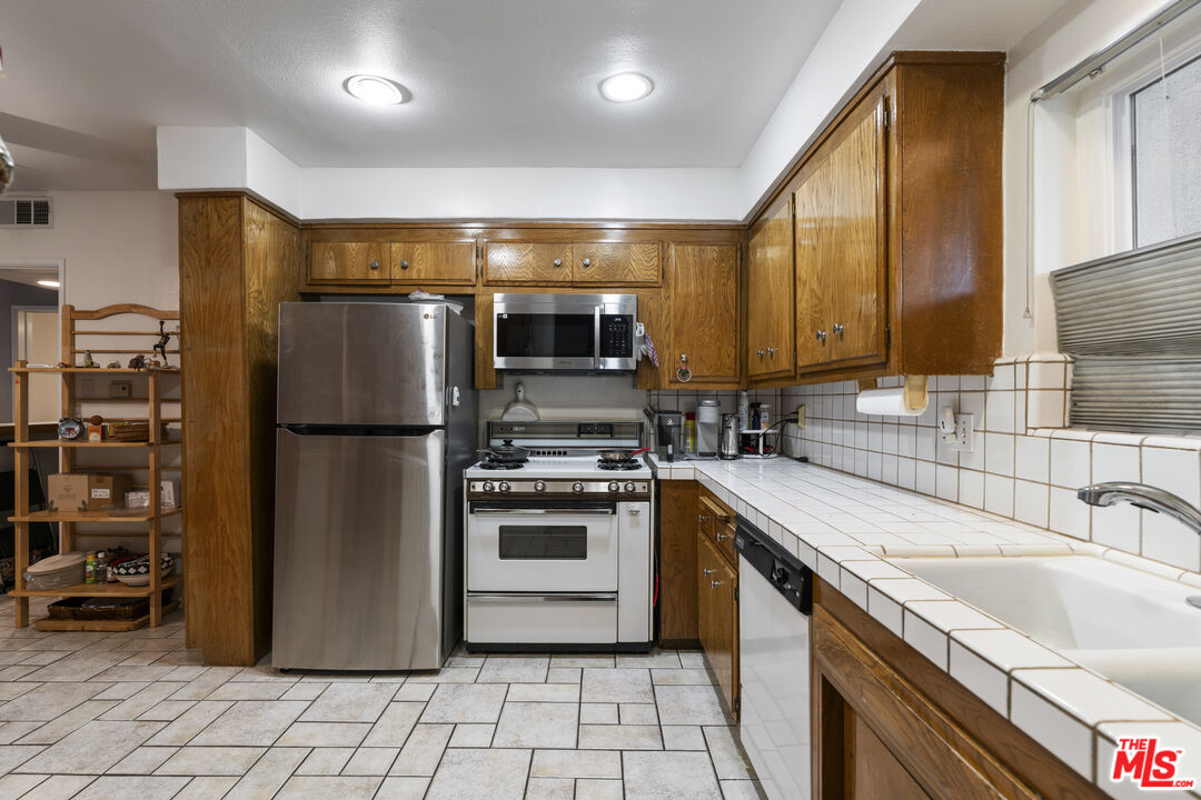 4445 Cartwright Ave Unit: 111