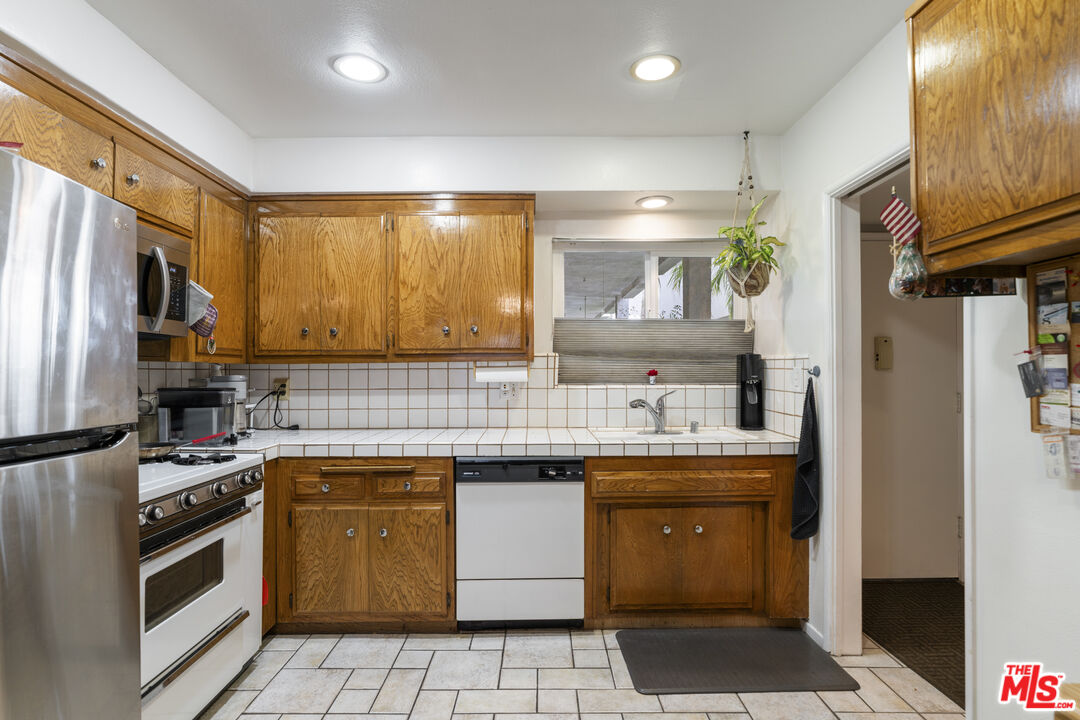 4445 Cartwright Ave Unit: 111