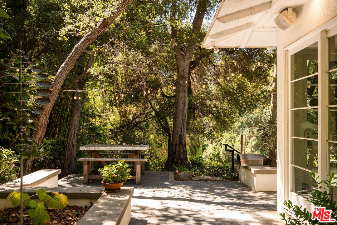 2410 Nichols Canyon Rd