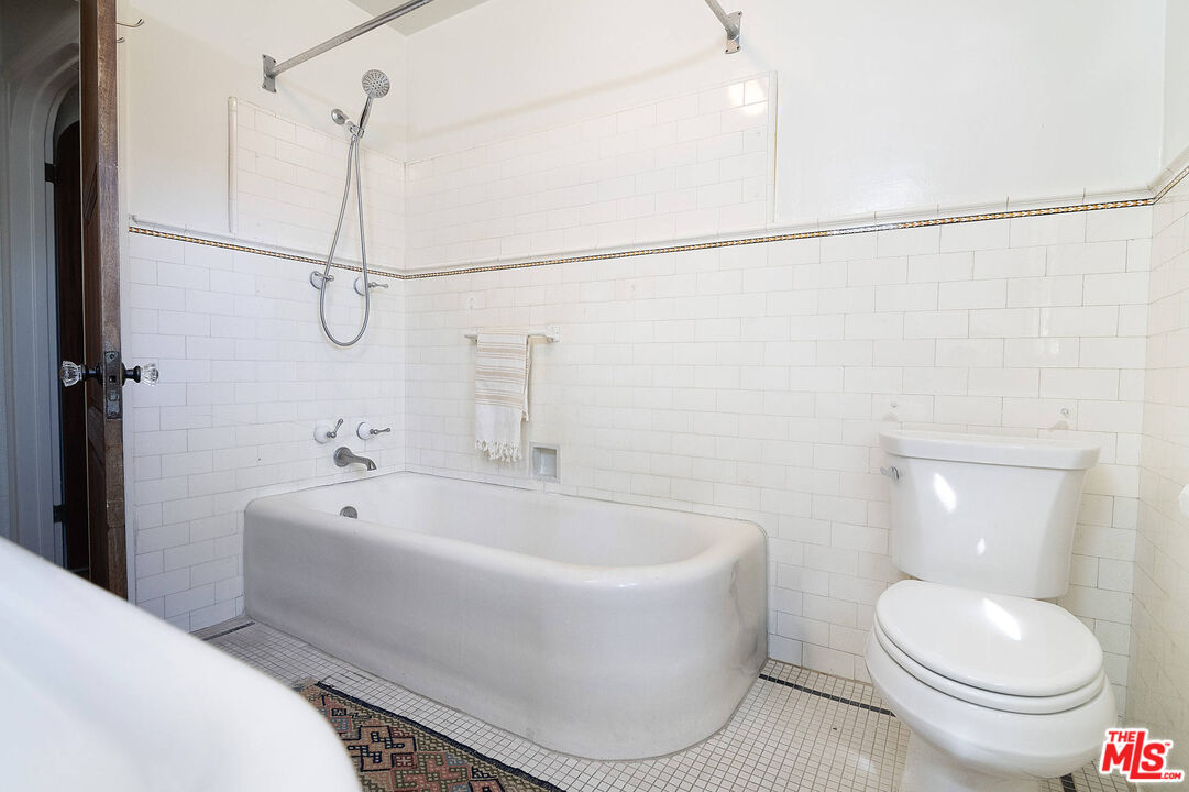 1626 N Orange Grove Ave