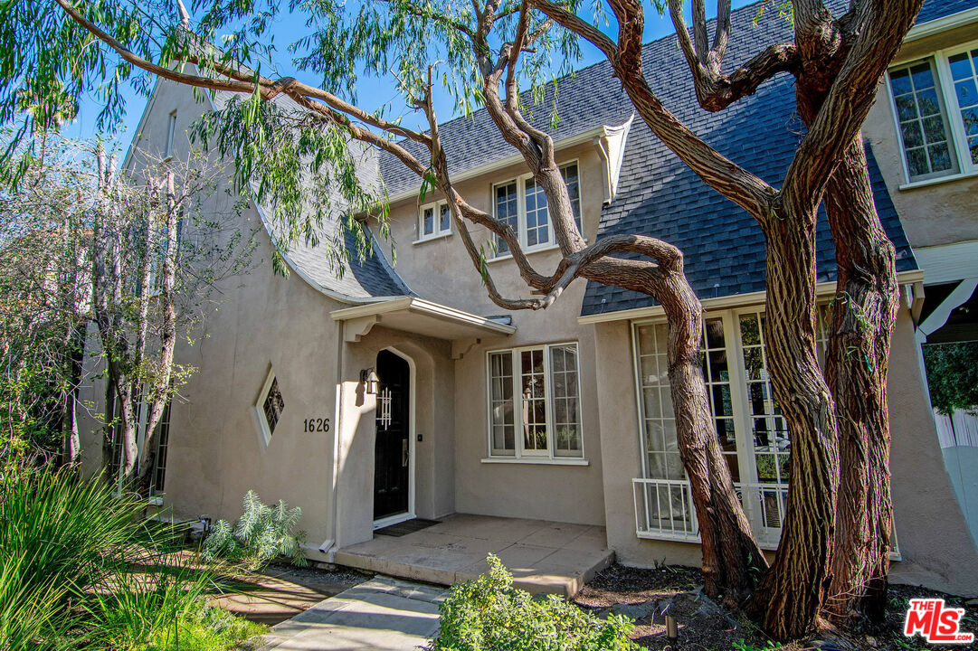 1626 N Orange Grove Ave