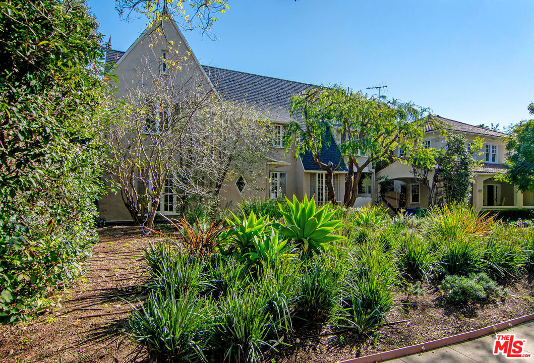 1626 N Orange Grove Ave