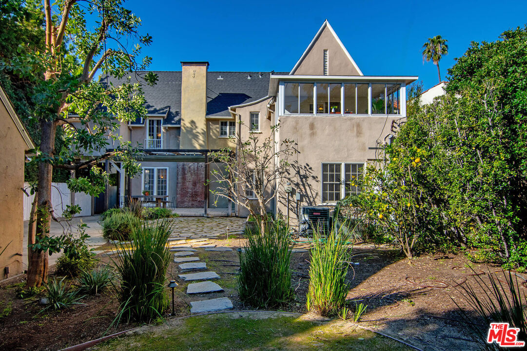 1626 N Orange Grove Ave