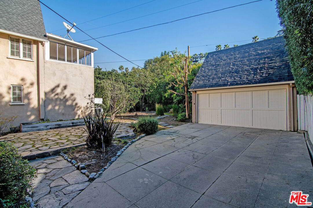 1626 N Orange Grove Ave