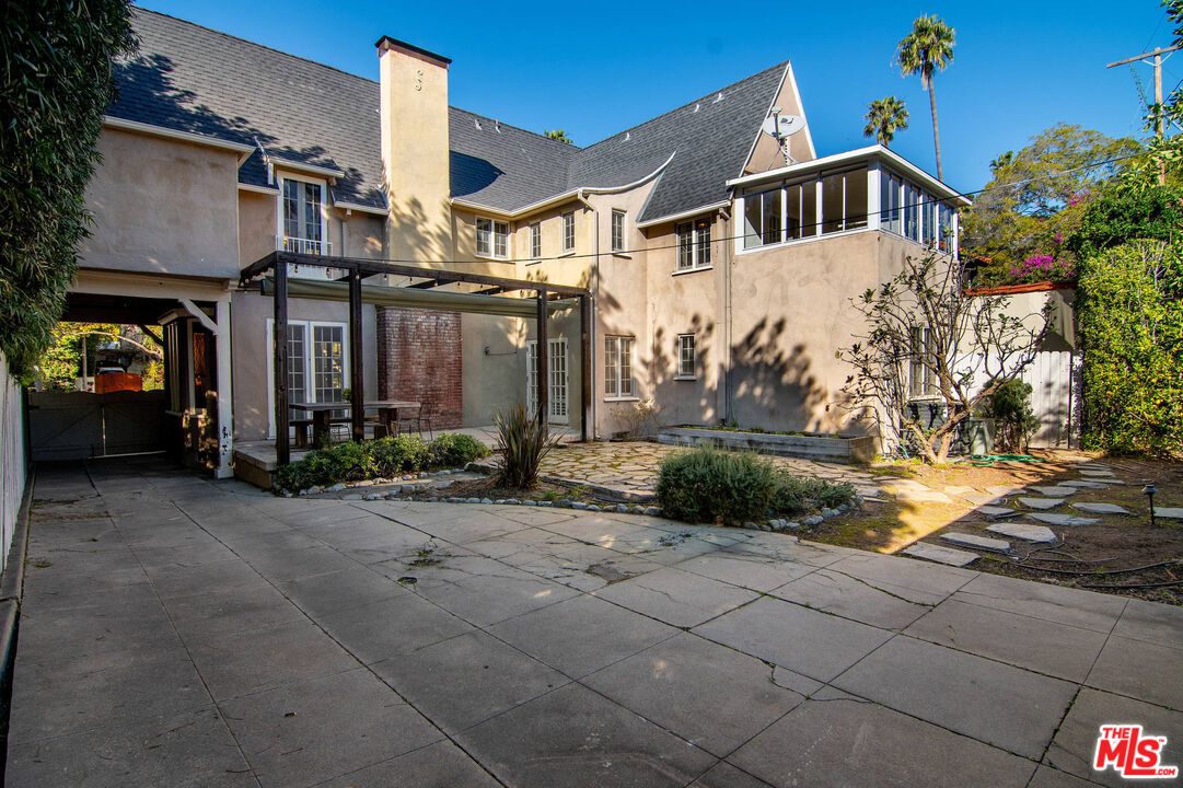 1626 N Orange Grove Ave