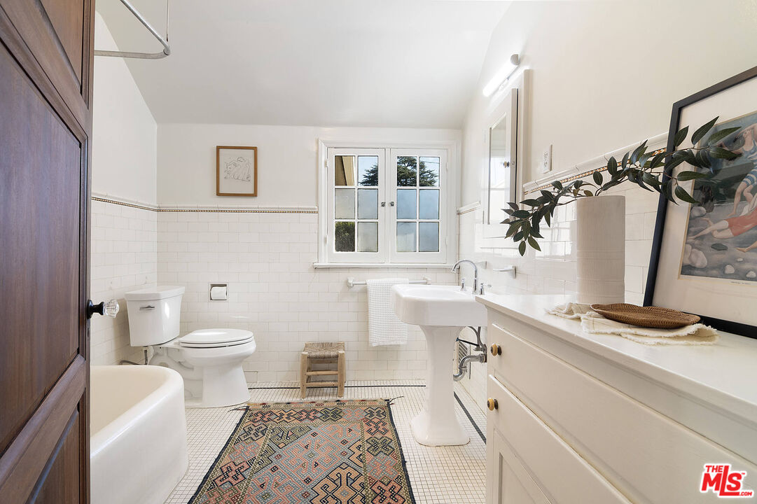 1626 N Orange Grove Ave