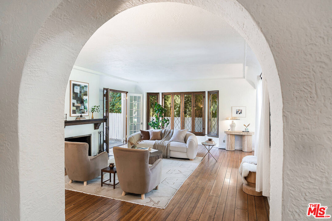 1626 N Orange Grove Ave