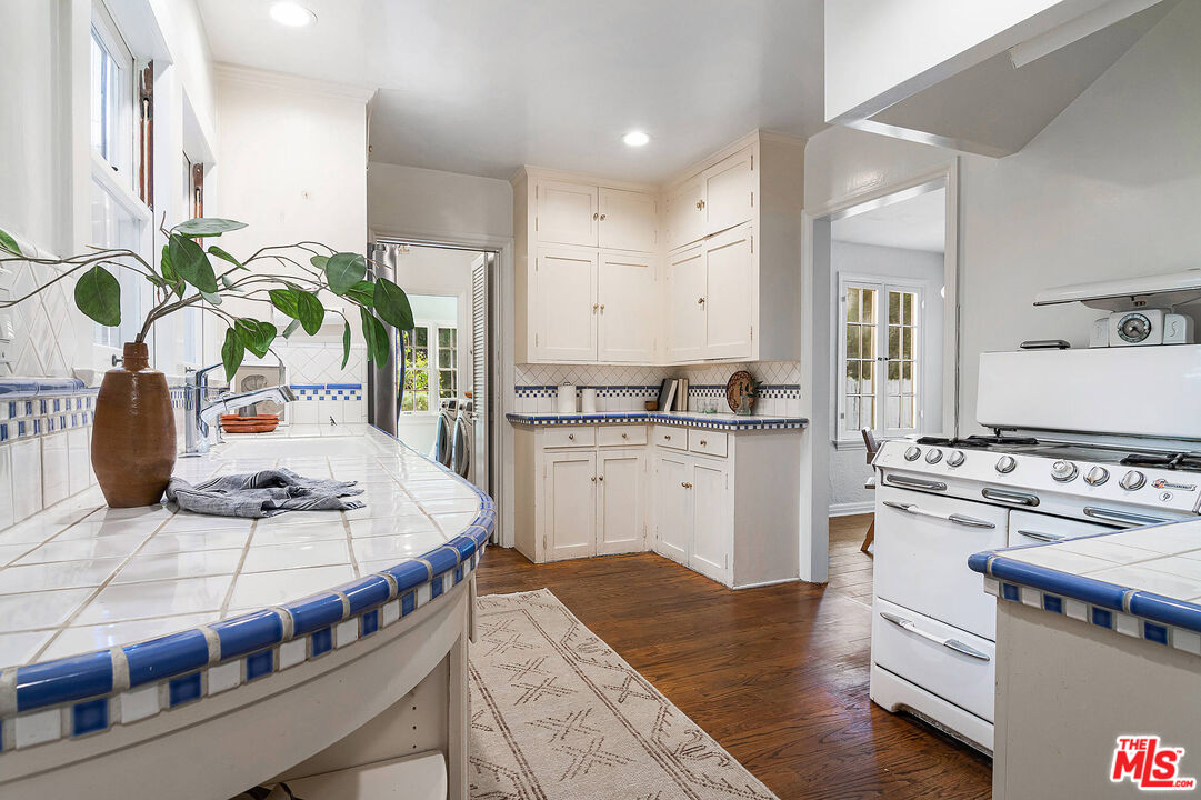 1626 N Orange Grove Ave