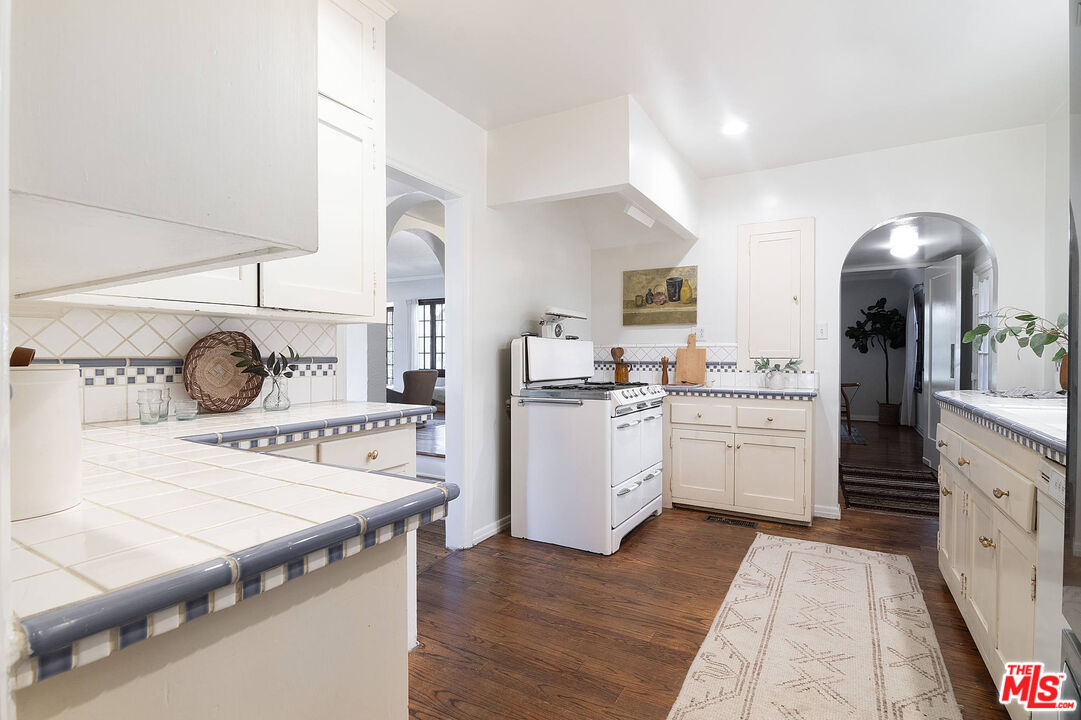 1626 N Orange Grove Ave