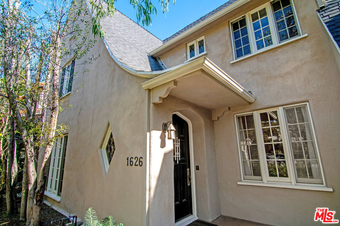 1626 N Orange Grove Ave